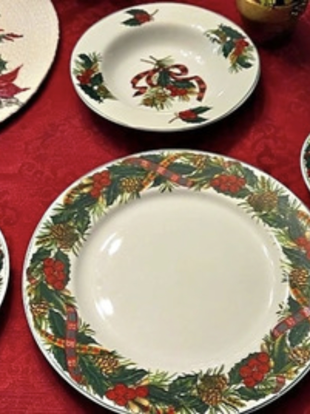 Holiday Dinnerware Set White, Green And Red Service For 12 (60 Pieces)